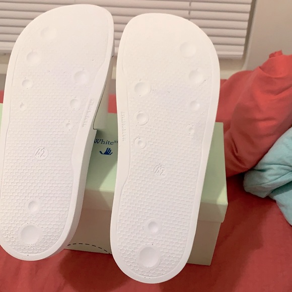 Off-white slides - Picture 3 of 3